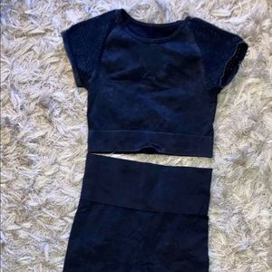 Fashion Nova blue toned gray workout set. Short sleeve crop top, ankle pants.